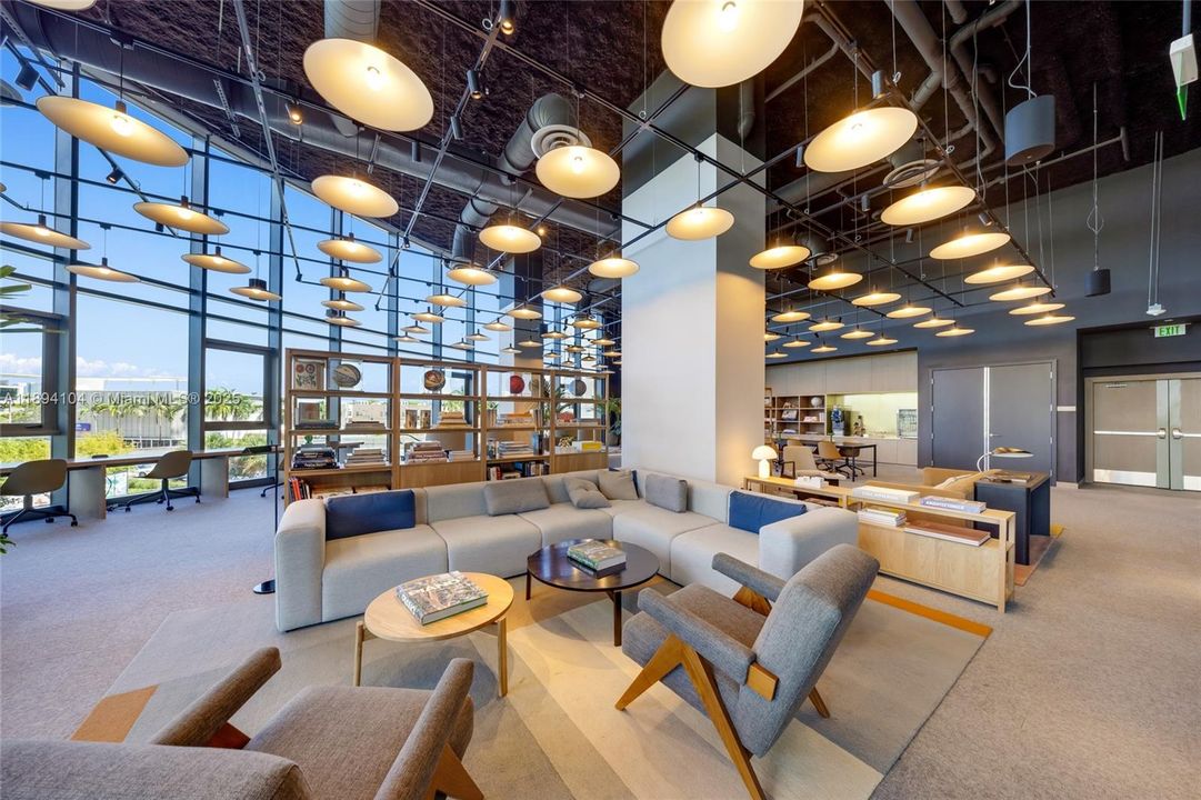 Activo con contrato: $9,300 (1 camas, 1 baños, 886 Pies cuadrados)