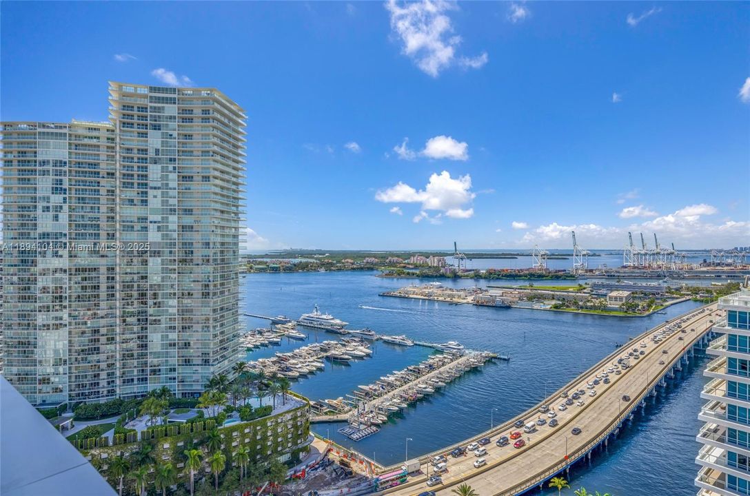 Activo con contrato: $9,300 (1 camas, 1 baños, 886 Pies cuadrados)