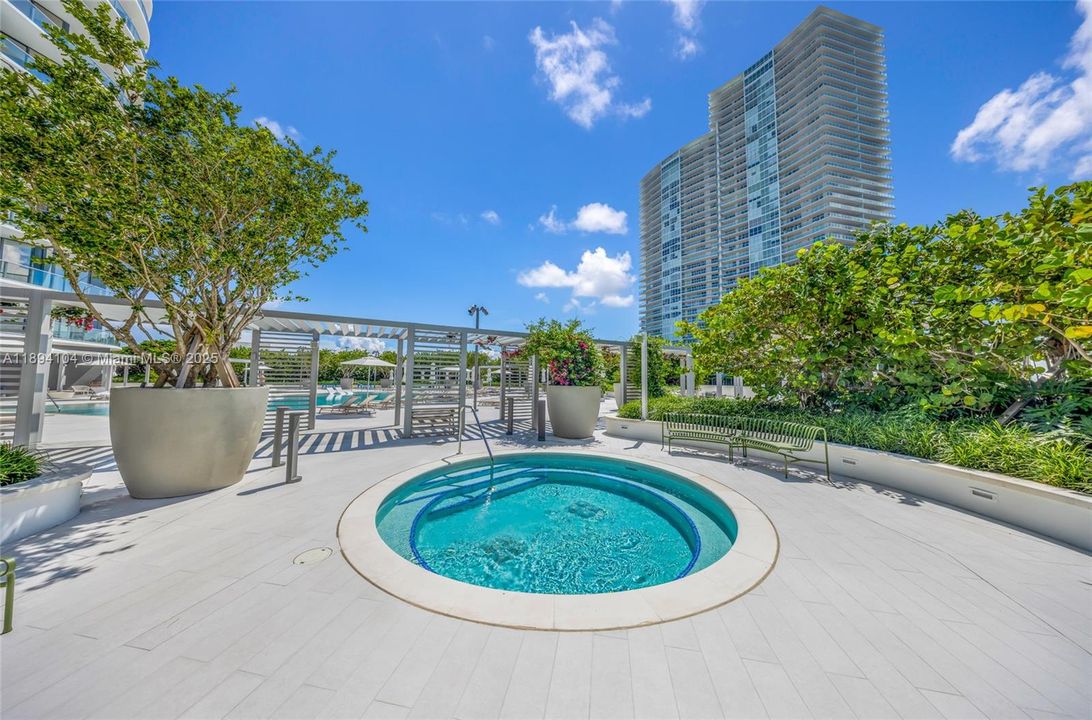 Activo con contrato: $9,300 (1 camas, 1 baños, 886 Pies cuadrados)