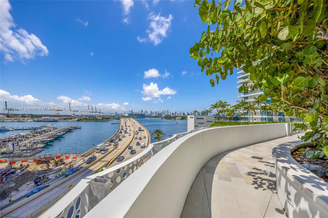 Activo con contrato: $9,300 (1 camas, 1 baños, 886 Pies cuadrados)