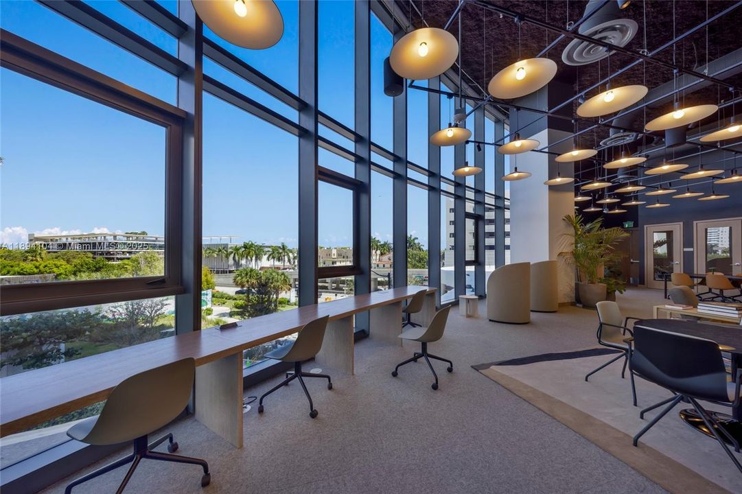 Activo con contrato: $9,300 (1 camas, 1 baños, 886 Pies cuadrados)