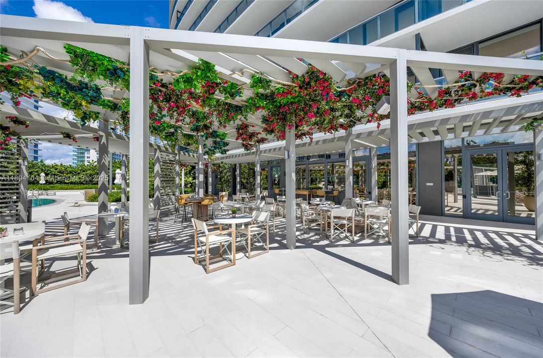 Activo con contrato: $9,300 (1 camas, 1 baños, 886 Pies cuadrados)