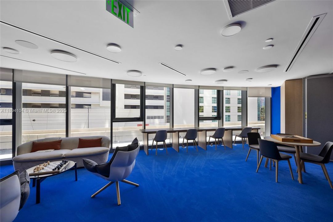 Activo con contrato: $9,300 (1 camas, 1 baños, 886 Pies cuadrados)