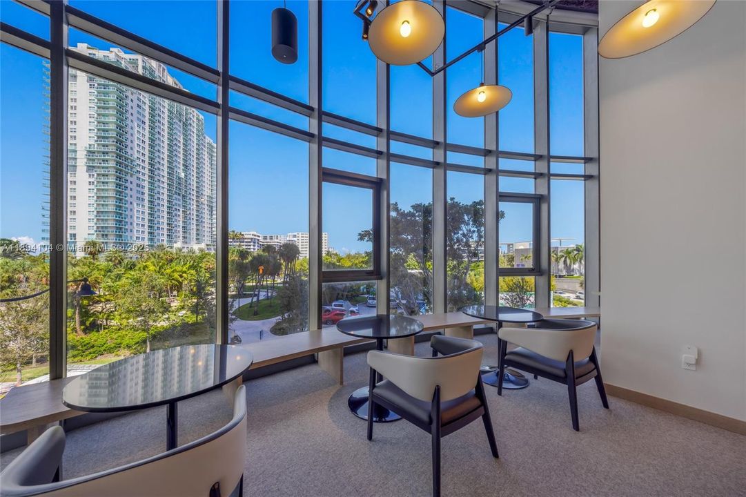 Activo con contrato: $9,300 (1 camas, 1 baños, 886 Pies cuadrados)