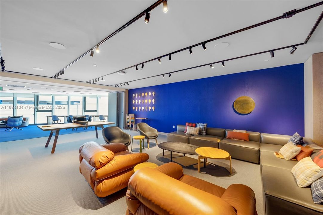 Activo con contrato: $9,300 (1 camas, 1 baños, 886 Pies cuadrados)