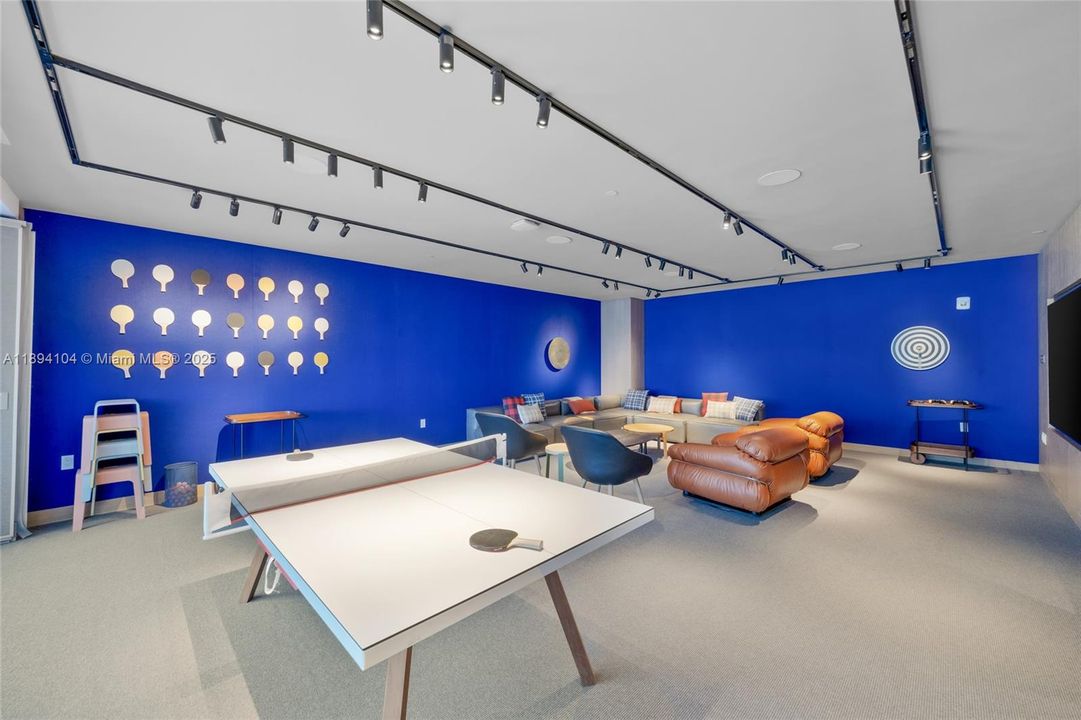 Activo con contrato: $9,300 (1 camas, 1 baños, 886 Pies cuadrados)