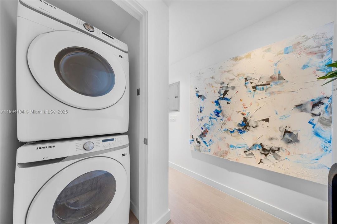 Activo con contrato: $9,300 (1 camas, 1 baños, 886 Pies cuadrados)