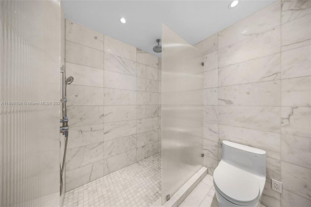 Activo con contrato: $9,300 (1 camas, 1 baños, 886 Pies cuadrados)