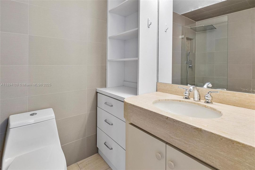 Additional Bathroom close up