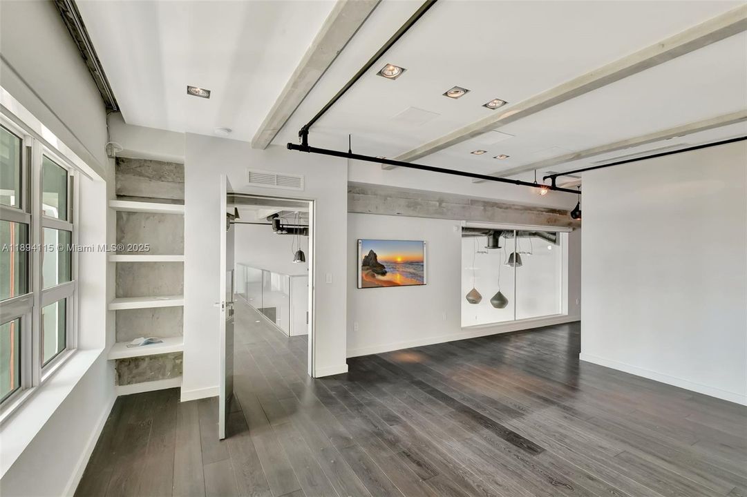 合同活跃: $16,500 (3 贝兹, 3 浴室, 2739 平方英尺)