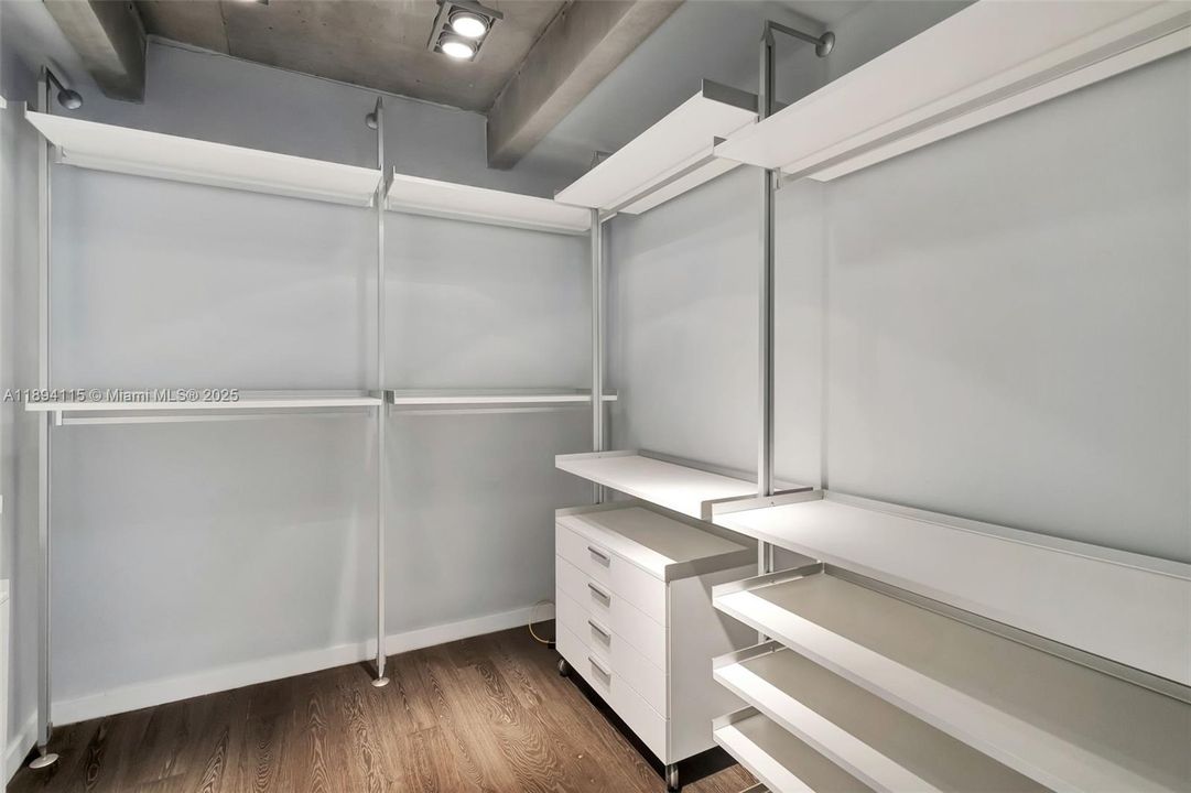 合同活跃: $16,500 (3 贝兹, 3 浴室, 2739 平方英尺)