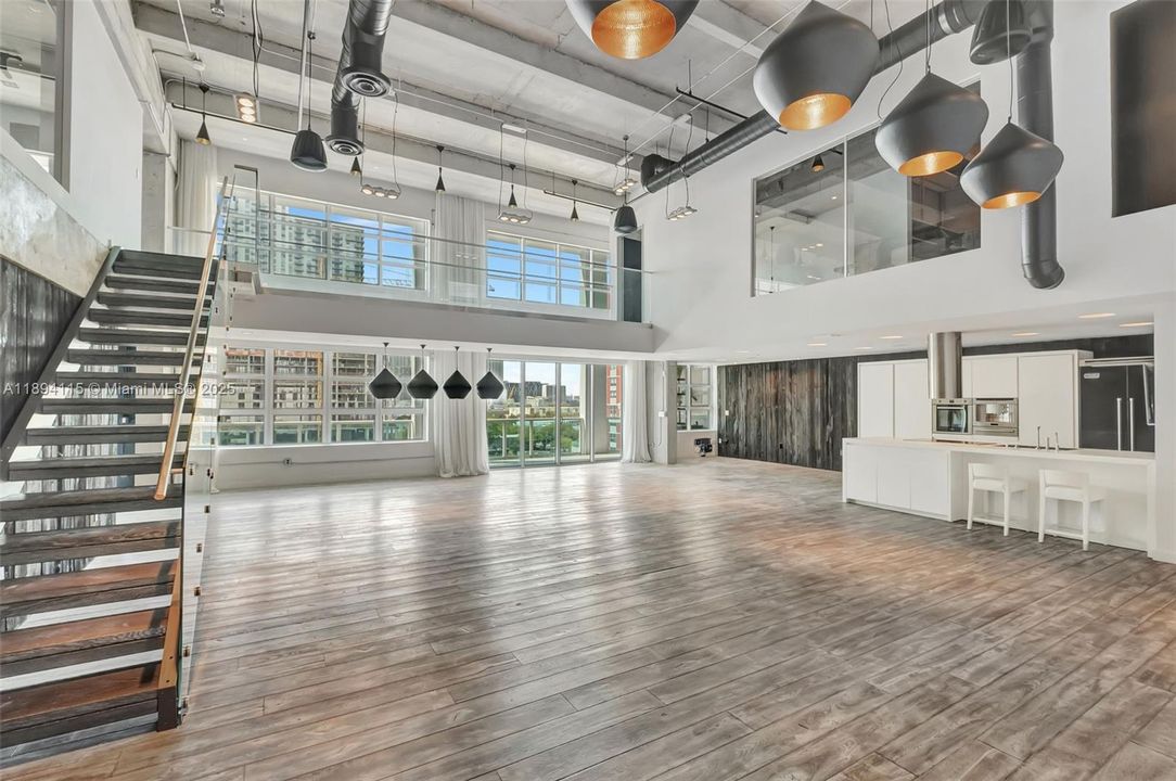 合同活跃: $16,500 (3 贝兹, 3 浴室, 2739 平方英尺)