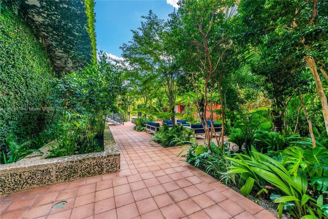 合同活跃: $16,500 (3 贝兹, 3 浴室, 2739 平方英尺)