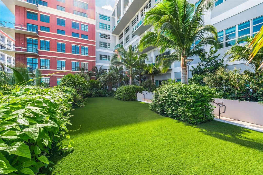 合同活跃: $16,500 (3 贝兹, 3 浴室, 2739 平方英尺)