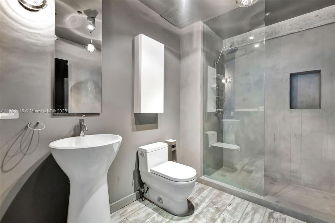 合同活跃: $16,500 (3 贝兹, 3 浴室, 2739 平方英尺)