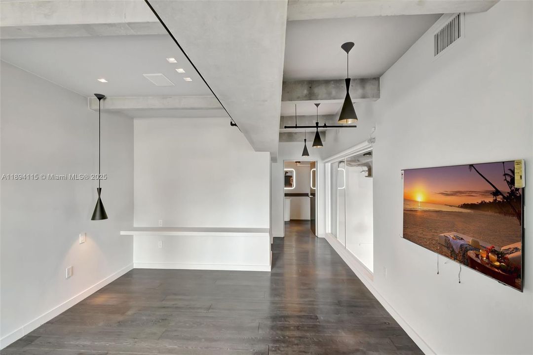 合同活跃: $16,500 (3 贝兹, 3 浴室, 2739 平方英尺)