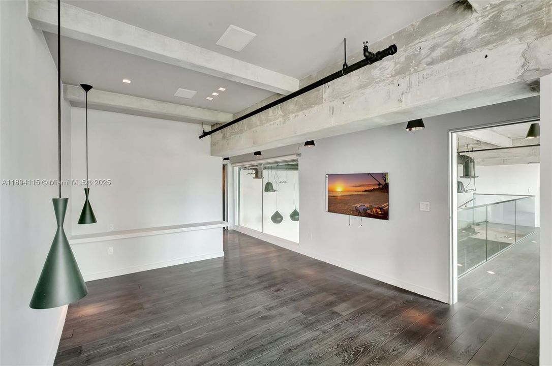 合同活跃: $16,500 (3 贝兹, 3 浴室, 2739 平方英尺)