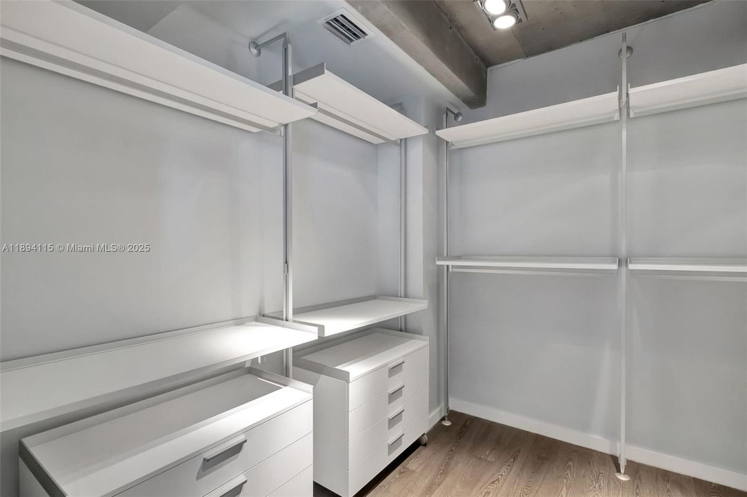 合同活跃: $16,500 (3 贝兹, 3 浴室, 2739 平方英尺)