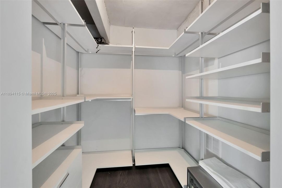 合同活跃: $16,500 (3 贝兹, 3 浴室, 2739 平方英尺)