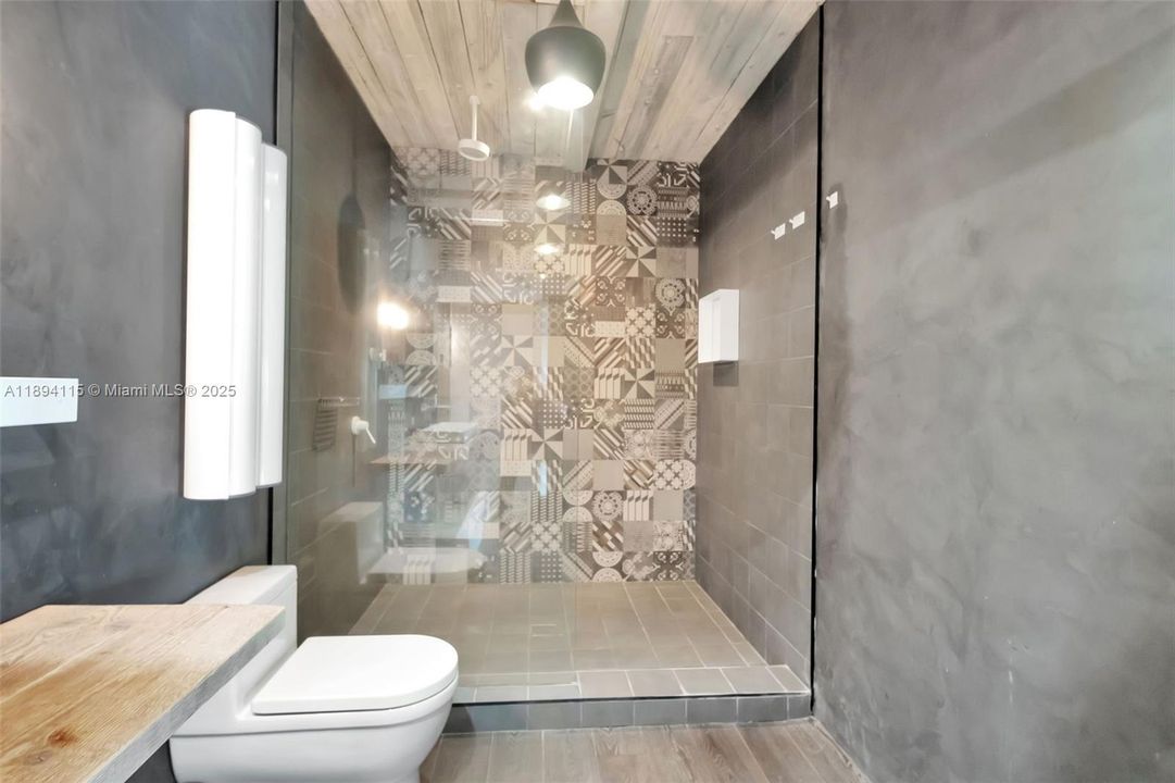 合同活跃: $16,500 (3 贝兹, 3 浴室, 2739 平方英尺)