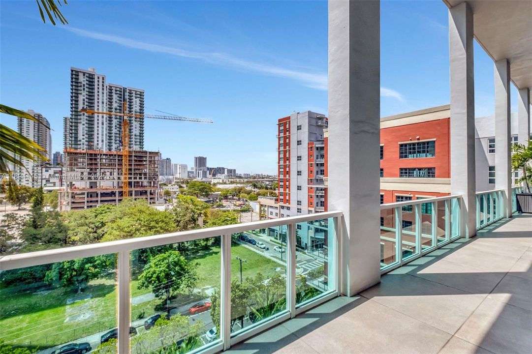 合同活跃: $16,500 (3 贝兹, 3 浴室, 2739 平方英尺)