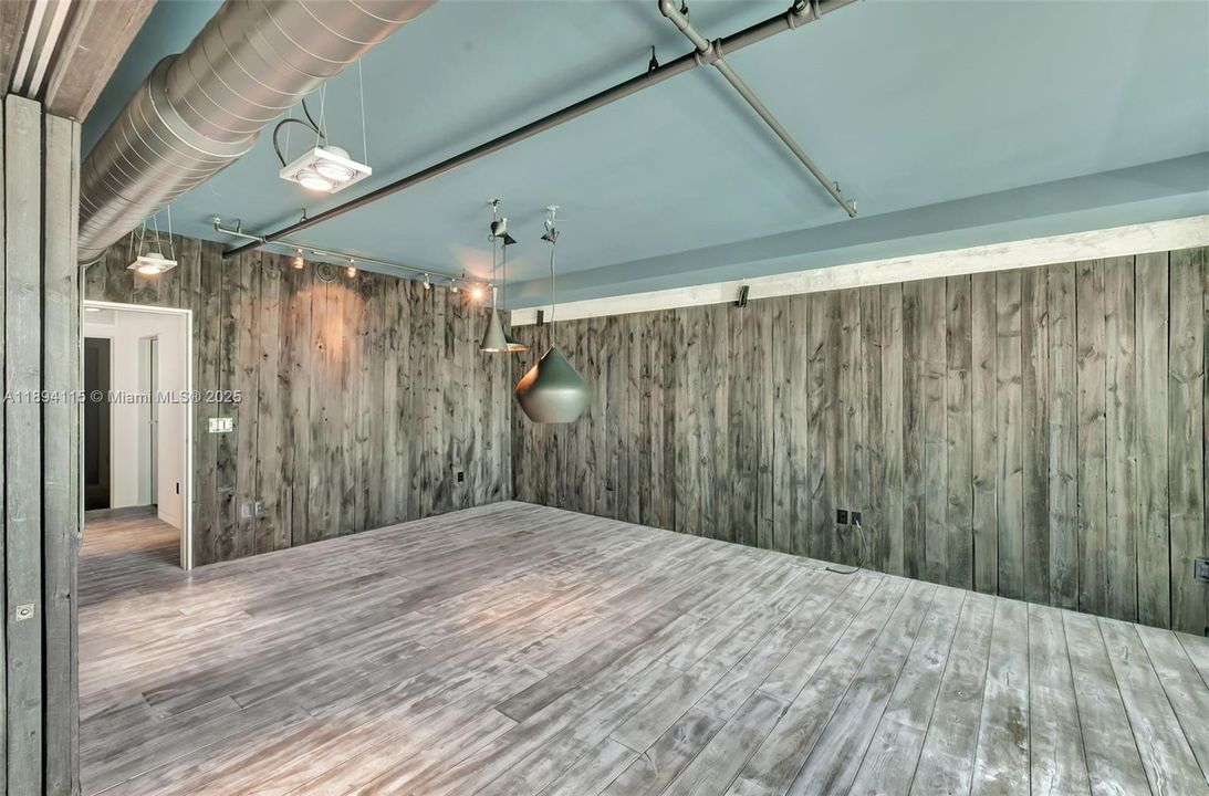 合同活跃: $16,500 (3 贝兹, 3 浴室, 2739 平方英尺)