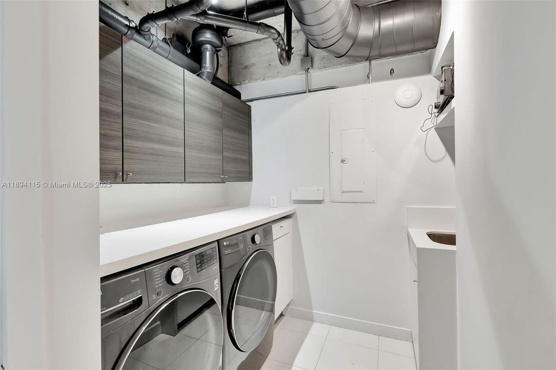 合同活跃: $16,500 (3 贝兹, 3 浴室, 2739 平方英尺)