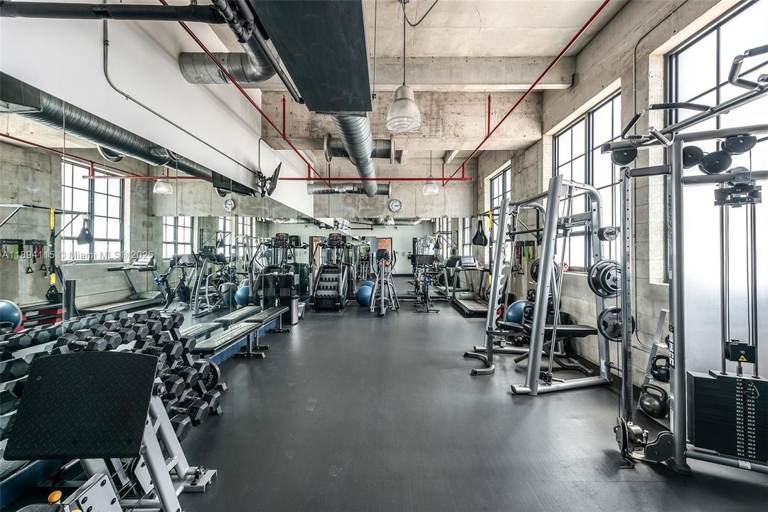 合同活跃: $16,500 (3 贝兹, 3 浴室, 2739 平方英尺)