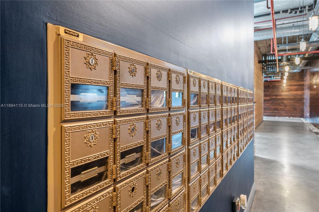 合同活跃: $16,500 (3 贝兹, 3 浴室, 2739 平方英尺)