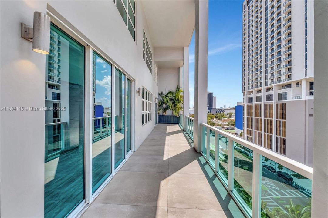 合同活跃: $16,500 (3 贝兹, 3 浴室, 2739 平方英尺)