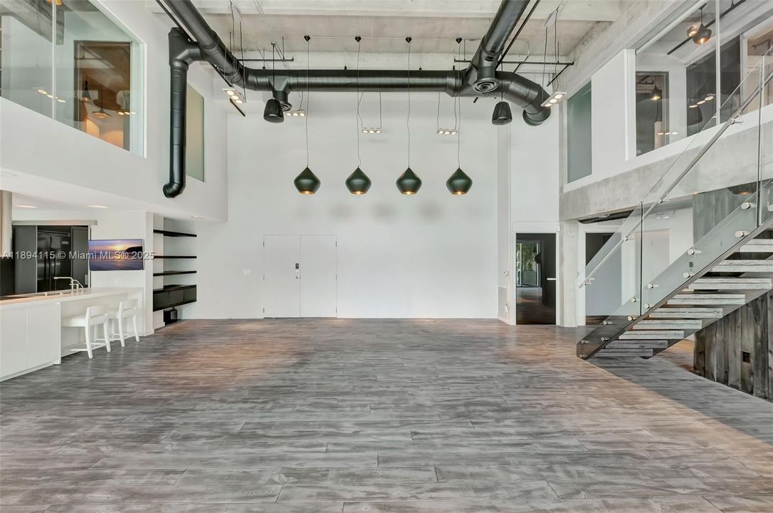 合同活跃: $16,500 (3 贝兹, 3 浴室, 2739 平方英尺)