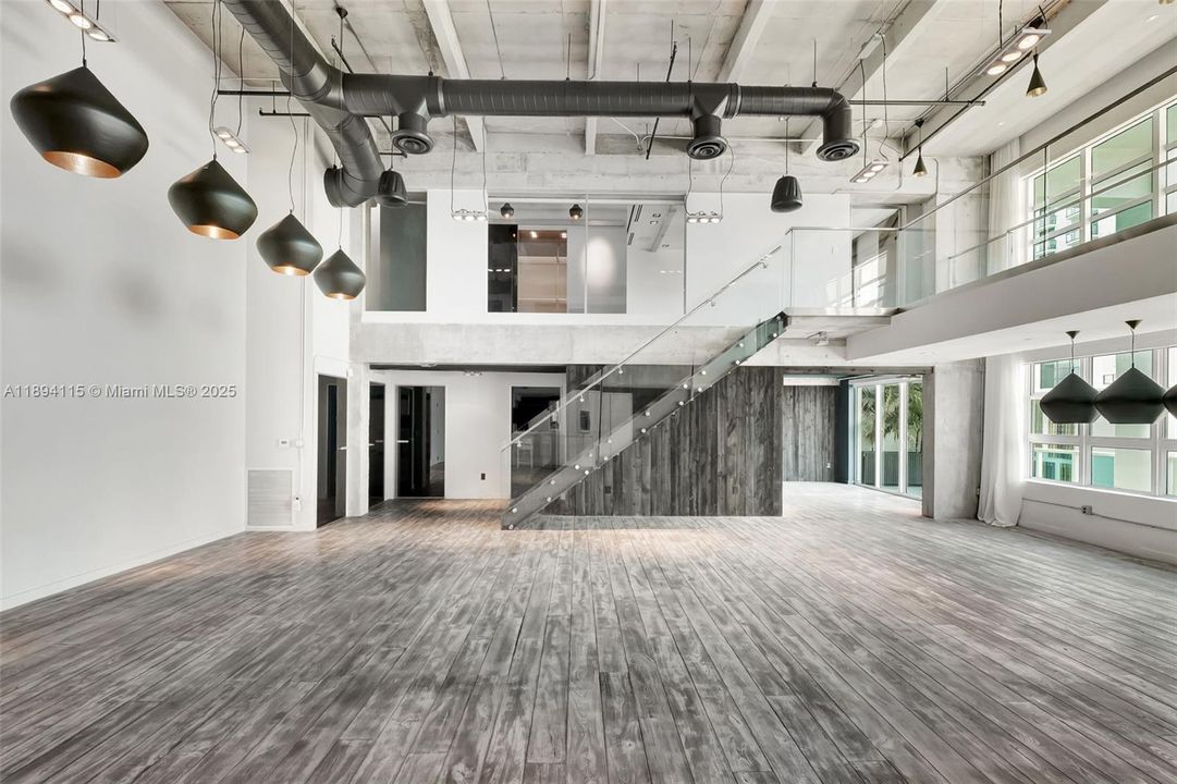 合同活跃: $16,500 (3 贝兹, 3 浴室, 2739 平方英尺)