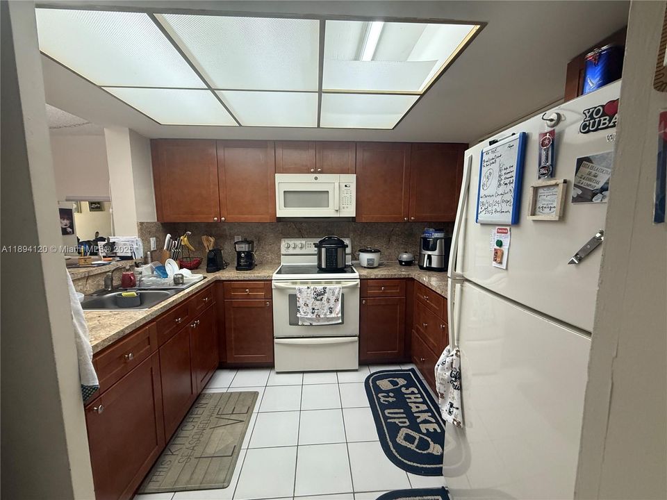 Active With Contract: $2,475 (2 beds, 2 baths, 936 Square Feet)