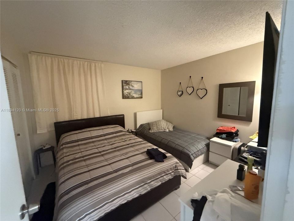 Active With Contract: $2,475 (2 beds, 2 baths, 936 Square Feet)