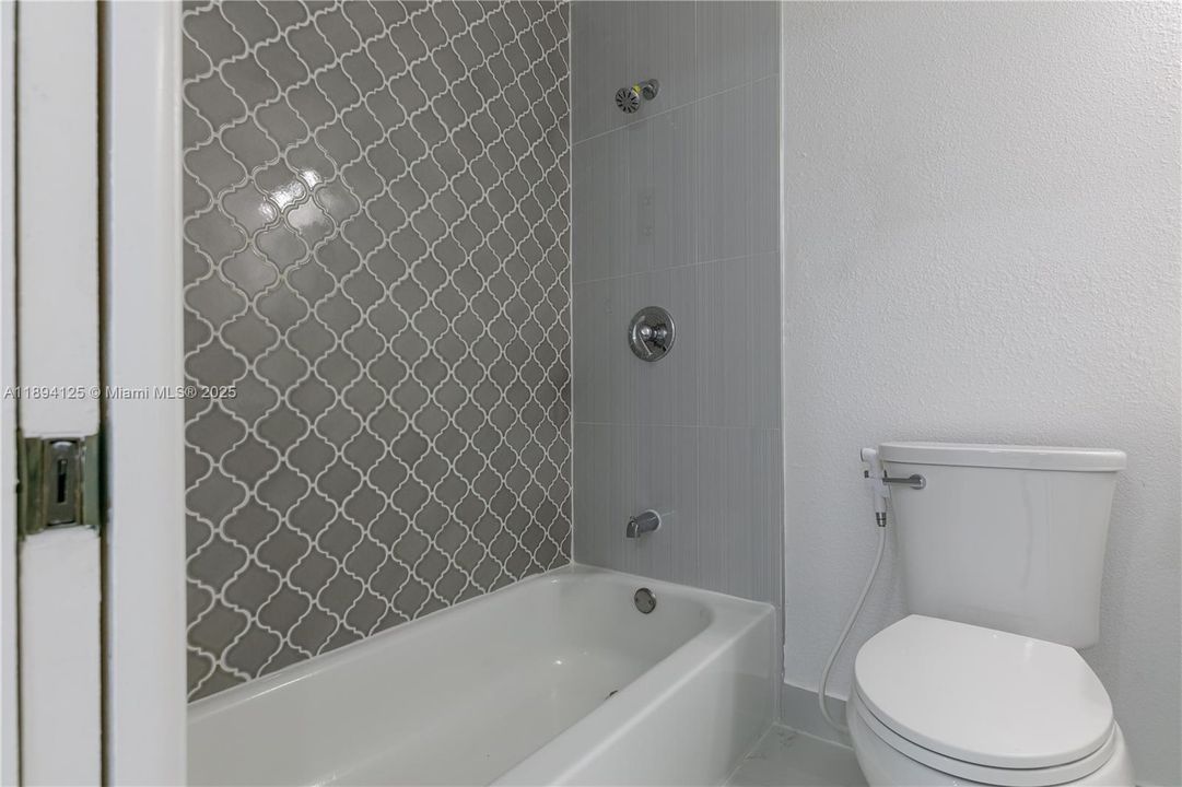 Active With Contract: $2,800 (2 beds, 2 baths, 1250 Square Feet)