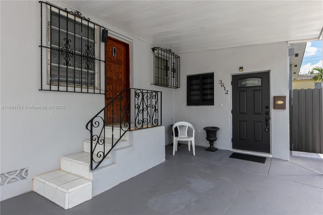 Active With Contract: $2,800 (2 beds, 2 baths, 1250 Square Feet)