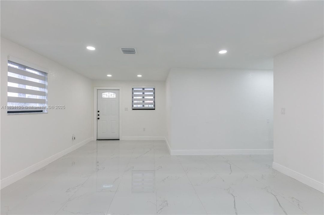 Active With Contract: $2,800 (2 beds, 2 baths, 1250 Square Feet)