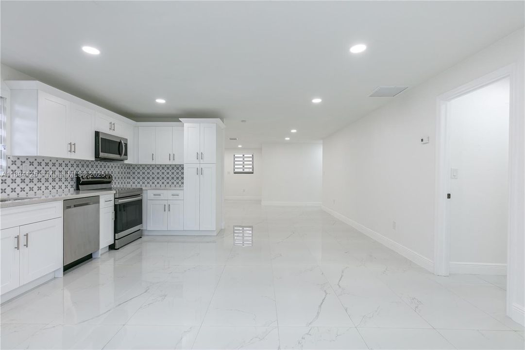 Active With Contract: $2,800 (2 beds, 2 baths, 1250 Square Feet)