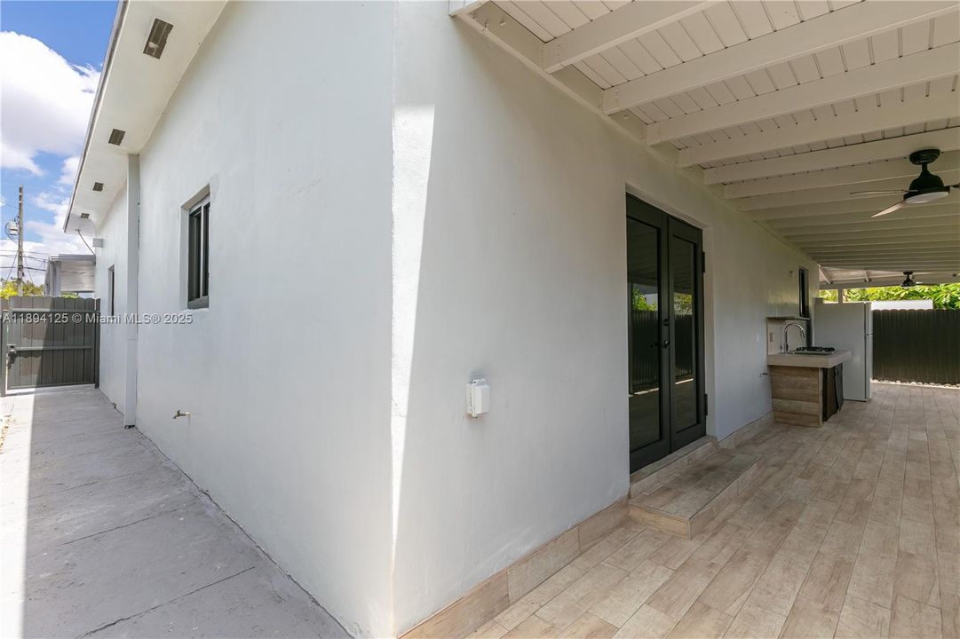 Active With Contract: $2,800 (2 beds, 2 baths, 1250 Square Feet)