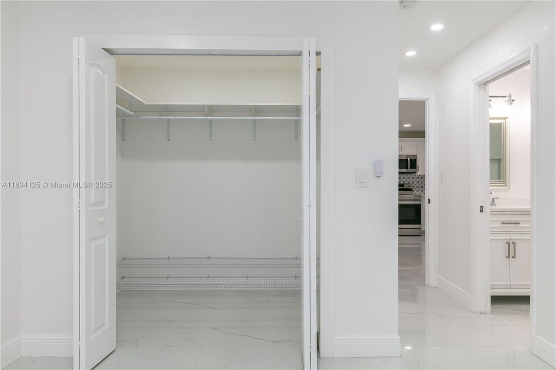 Active With Contract: $2,800 (2 beds, 2 baths, 1250 Square Feet)