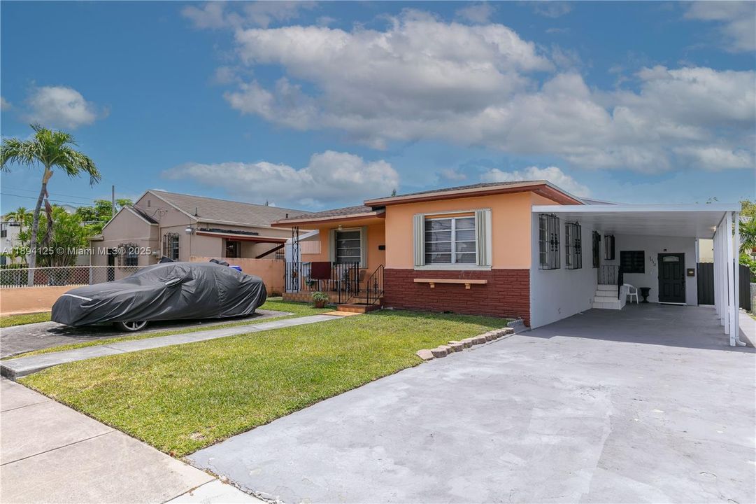 Active With Contract: $2,800 (2 beds, 2 baths, 1250 Square Feet)