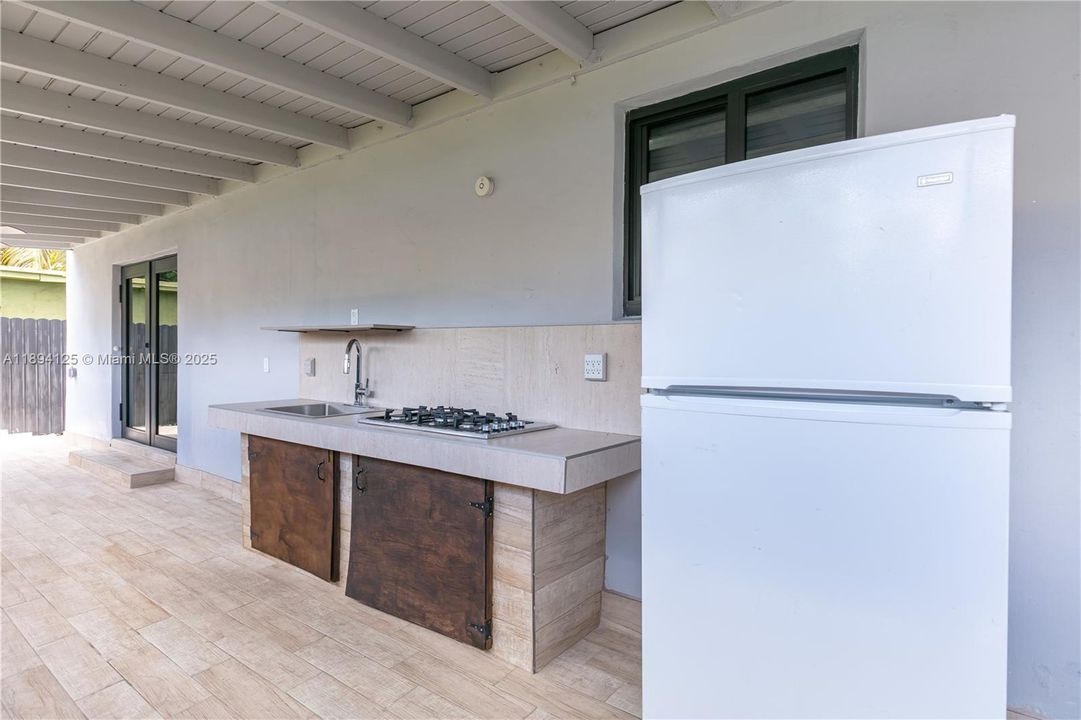 Active With Contract: $2,800 (2 beds, 2 baths, 1250 Square Feet)