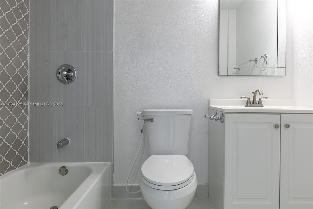 Active With Contract: $2,800 (2 beds, 2 baths, 1250 Square Feet)