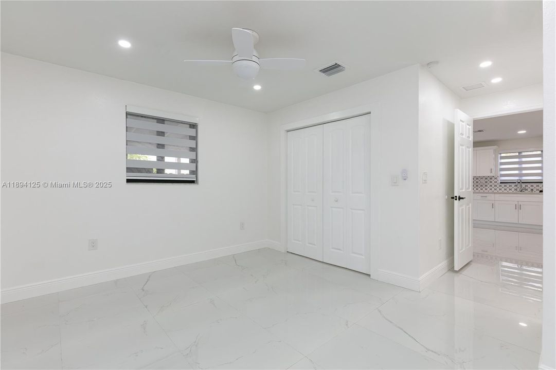 Active With Contract: $2,800 (2 beds, 2 baths, 1250 Square Feet)