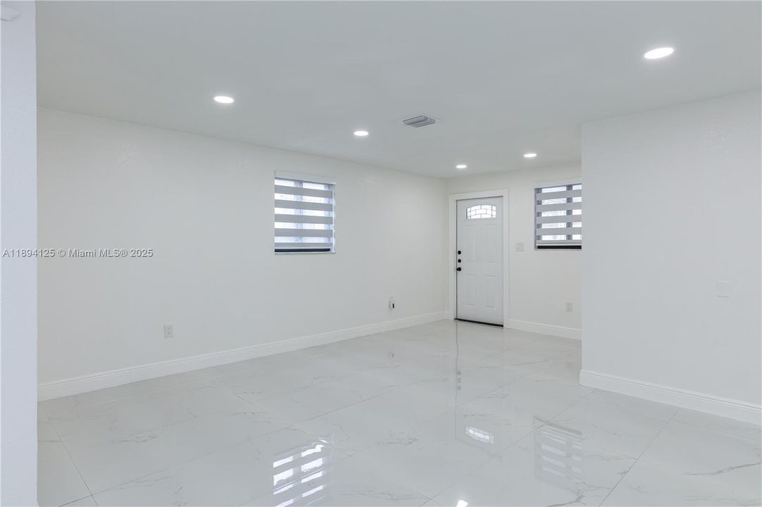 Active With Contract: $2,800 (2 beds, 2 baths, 1250 Square Feet)