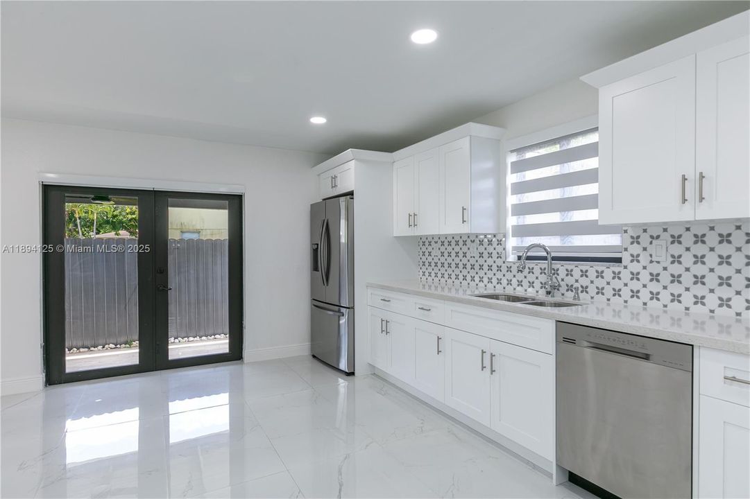 Active With Contract: $2,800 (2 beds, 2 baths, 1250 Square Feet)