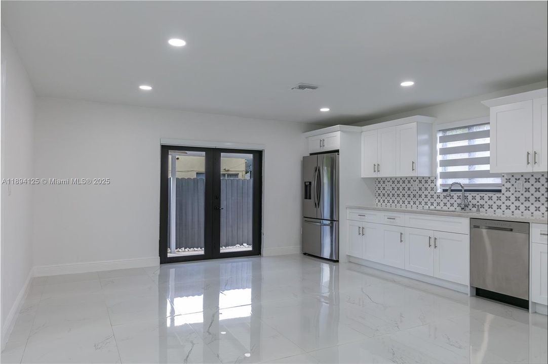 Active With Contract: $2,800 (2 beds, 2 baths, 1250 Square Feet)