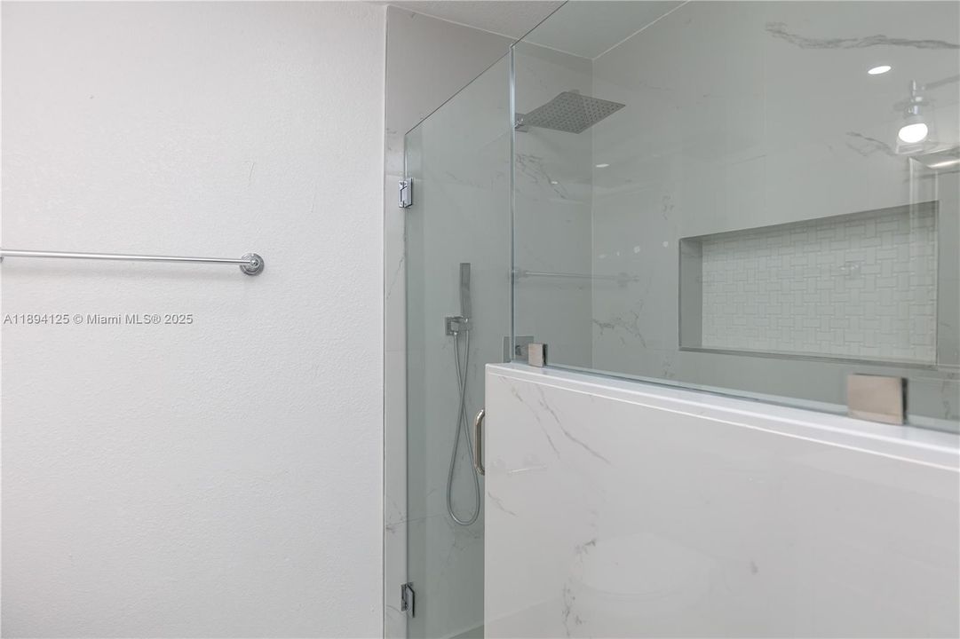 Active With Contract: $2,800 (2 beds, 2 baths, 1250 Square Feet)