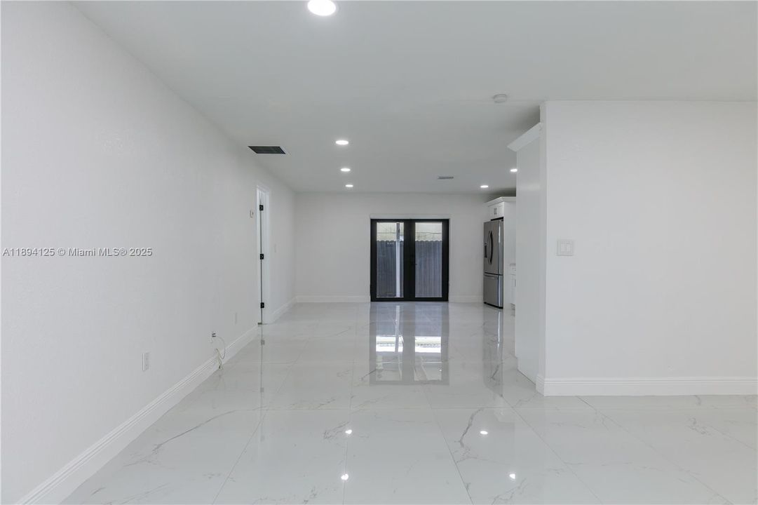 Active With Contract: $2,800 (2 beds, 2 baths, 1250 Square Feet)