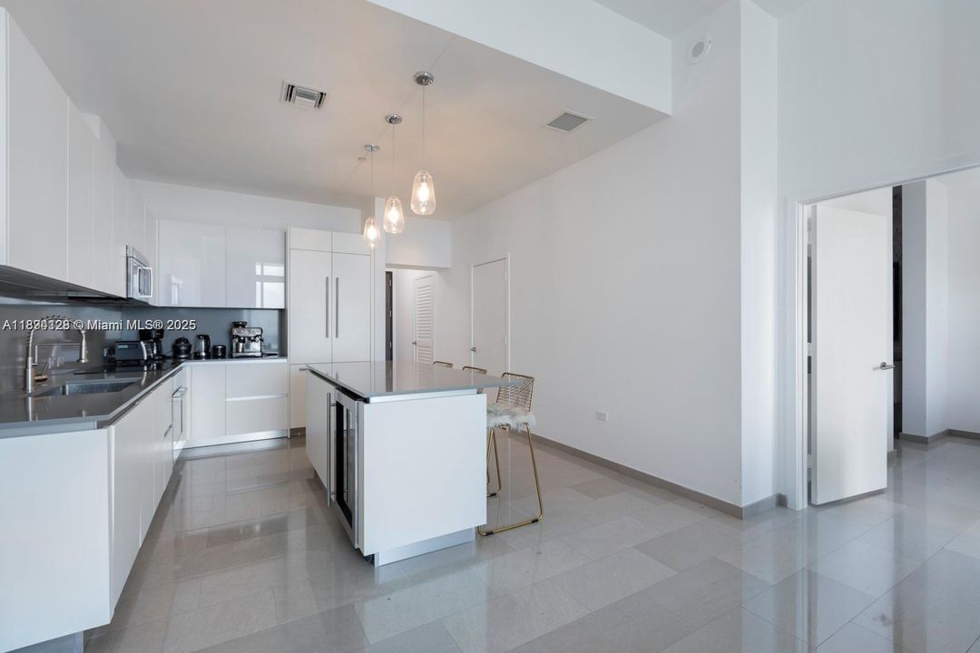 Active With Contract: $5,450 (1 beds, 1 baths, 889 Square Feet)